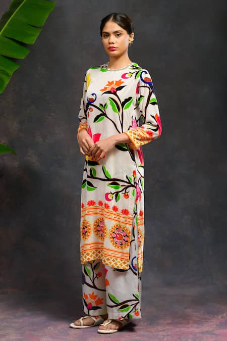 Prachi Kamat_White Velvet, Silk, Organza Round Neck Rajlaxmi Printed Kurta Set _Online_at_Aza_Fashions