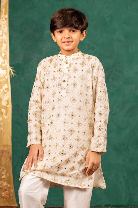 JILMIL DREAMWEAR Off White Georgette Mirrors, Embroidery Work Kurta Set Online at Aza Fashions JILMIL DREAMWEAR_Off White Georgette Mirrors, Embroidery Work Kurta Set _Online_at_Aza_Fashions