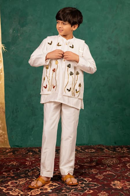 JILMIL DREAMWEAR White Silk Embroidery Acrylic Bundi Kurta Set Online at Aza Fashions JILMIL DREAMWEAR_White Silk Embroidery Acrylic Bundi Kurta Set _Online_at_Aza_Fashions