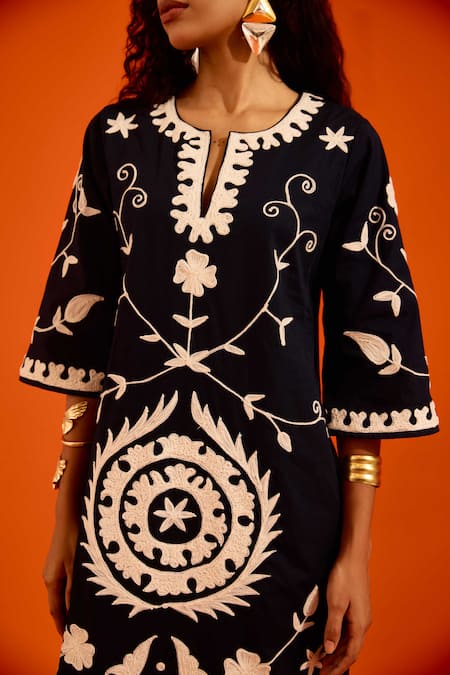 Buy_Indian Summer Story_Black Cotton, Poplin Embroidery Split V-neck Wave Thread Dress _Online_at_Aza_Fashions