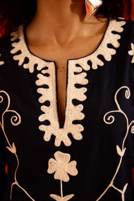 Buy_Indian Summer Story_Black Cotton, Poplin Embroidery Split V-neck Wave Thread Dress 