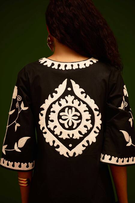 Buy_Indian Summer Story_Black Cotton, Poplin Embroidery Split V-neck Wave Thread Dress _Online_at_Aza_Fashions