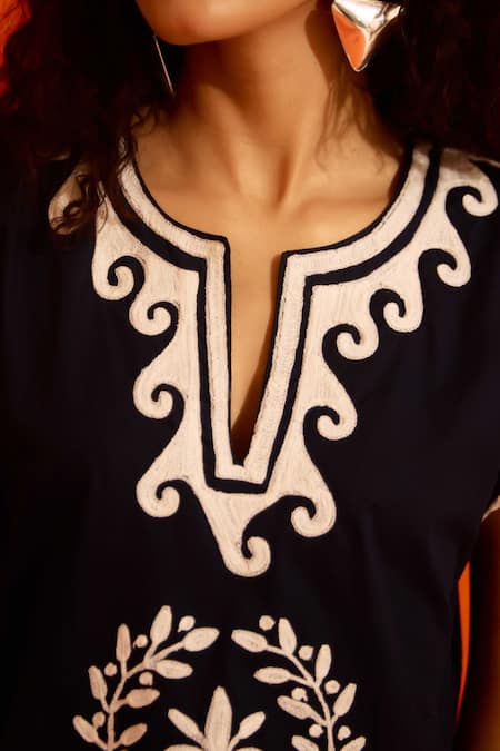 Buy_Indian Summer Story_Black Cotton, Poplin Embroidery Split V-neck Wave Thread Dress 