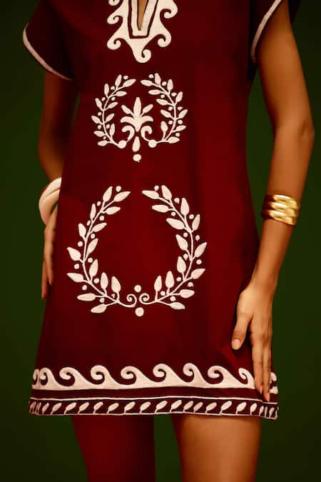 Buy_Indian Summer Story_Maroon Cotton Embroidery Split V-neck Wave Thread Dress 