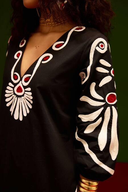 Buy_Indian Summer Story_Black Cotton Embroidery V-neck Botanical Maxi Thread Dress 