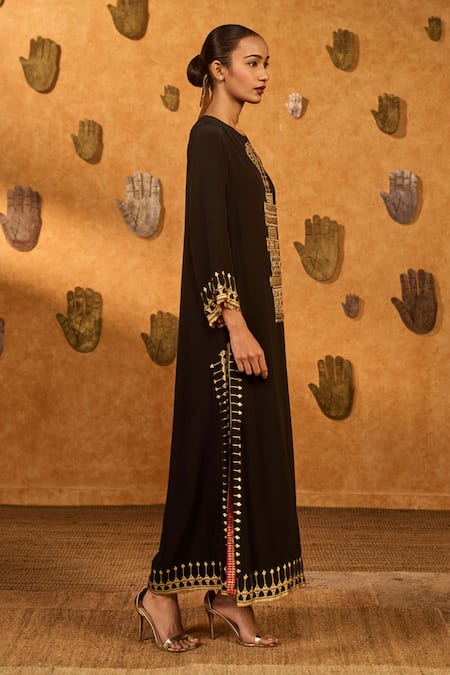 Masaba_Black Crepe Embroidery, Foil Printing Split V-neck Desert Muse Kaftan _Online_at_Aza_Fashions