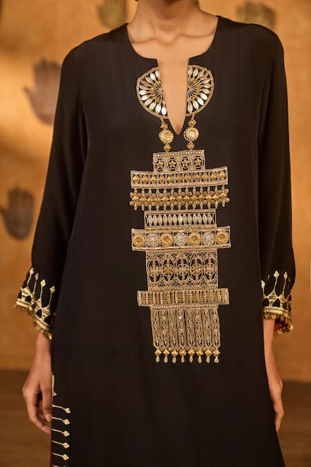 Buy_Masaba_Black Crepe Embroidery, Foil Printing Split V-neck Desert Muse Kaftan _Online_at_Aza_Fashions