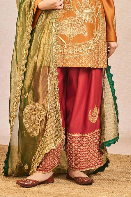 Masaba_Orange Chanderi, Tissue Embroidery, Zari V-neck Garam Masala Kurta Set _Online_at_Aza_Fashions
