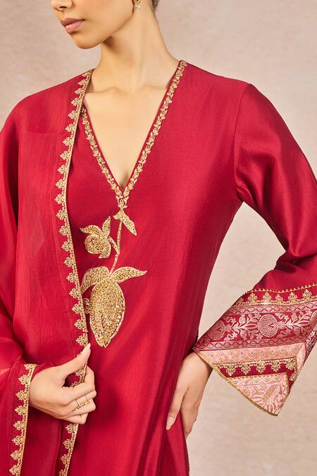 Shop_Masaba_Red Silk, Organza Embroidery, Patchwork, Zari V-neck Baat Ban Gyi Kurta Set 