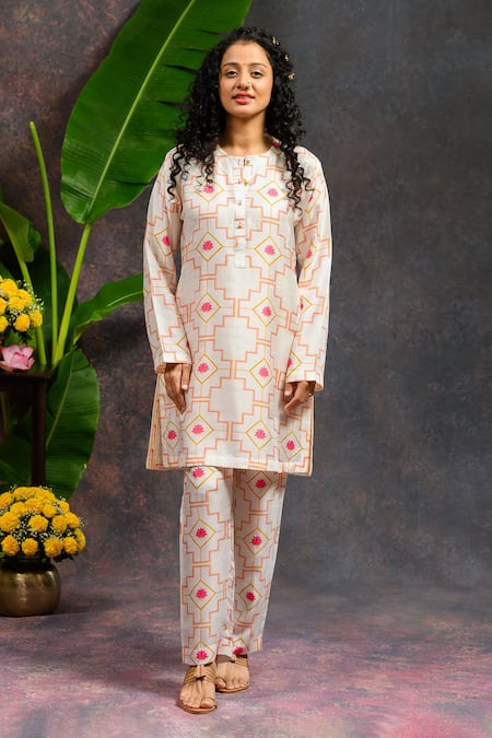 Prachi Kamat White Viscose, Silk Round Neck Morviika Printed Kurta With Pant Online at Aza Fashions Prachi Kamat_White Viscose, Silk Round Neck Morviika Printed Kurta With Pant _Online_at_Aza_Fashions