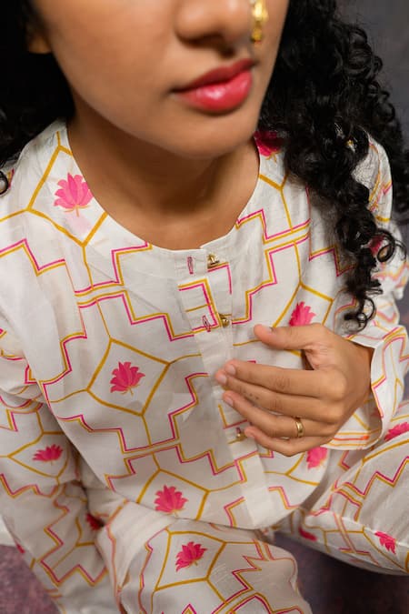 Prachi Kamat White Viscose, Silk Round Neck Morviika Printed Kurta With Pant at Aza Fashions Prachi Kamat_White Viscose, Silk Round Neck Morviika Printed Kurta With Pant _at_Aza_Fashions