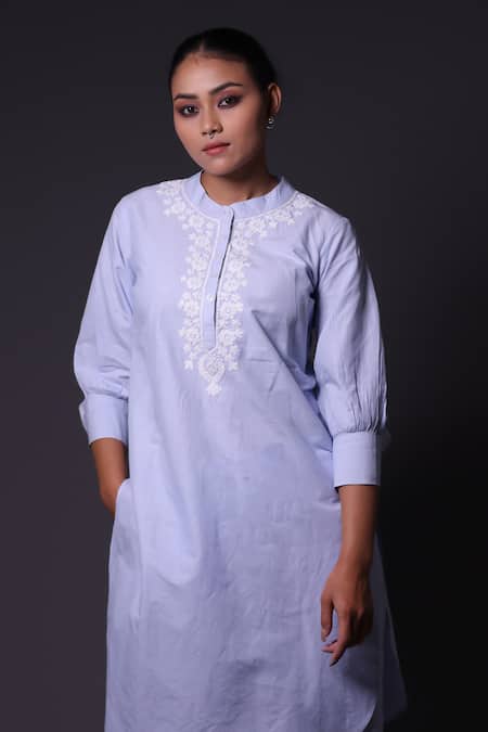 Thetaa_Blue Linen, Shantoon Embroidery Mandarin Collar Floral Kurta And Pant Set _at_Aza_Fashions