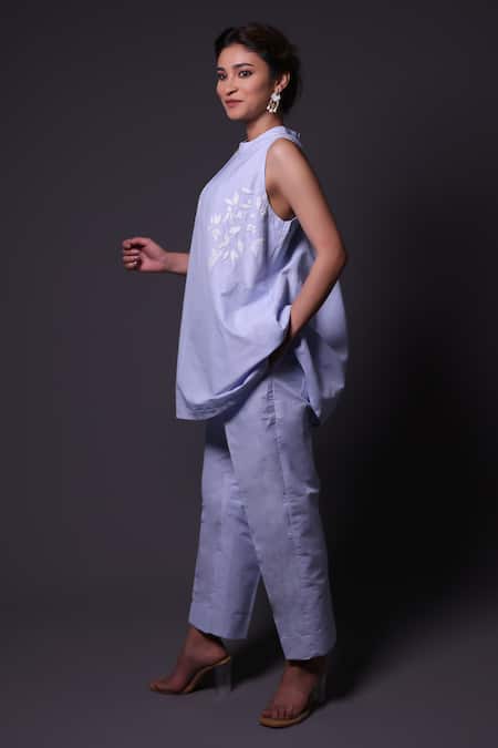 Thetaa_Blue Linen, Shantoon Embroidery Round Neck Floral Placement Kurta And Pant Set _Online_at_Aza_Fashions