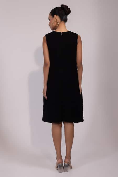 Yoseba Sleeveless Black Shift Dress 