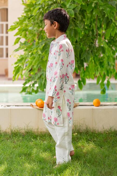 Plumcheeks_White Cotton Daisy Print Kurta Set _at_Aza_Fashions