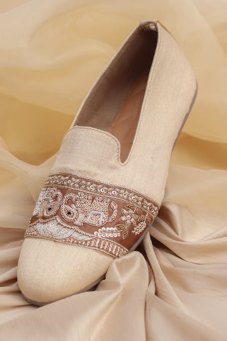 Around Always Beige Jay Elephant Embroidered Shoes 