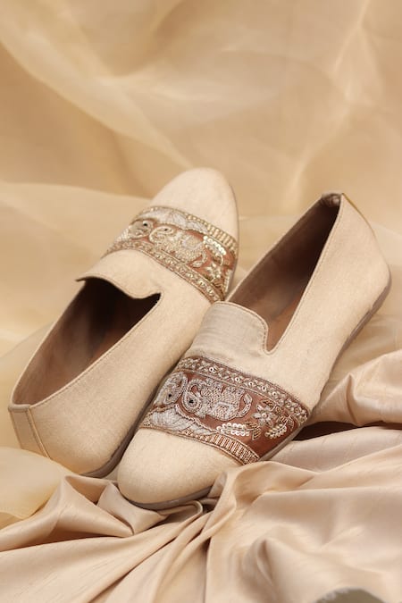 Around Always Jay Elephant Embroidered Shoes 