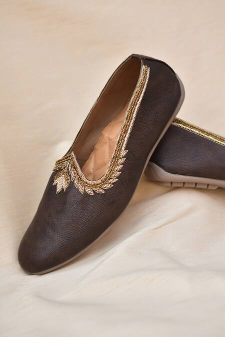 Around Always Brown Kamal Floral Embroidered Mojaris Online at Aza Fashions Around Always_Brown Kamal Floral Embroidered Mojaris _Online_at_Aza_Fashions