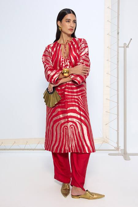 Buy_Ekaya Banaras_Red Silk Zari Keyhole Neck Handwoven Straight Kurta Set _Online_at_Aza_Fashions