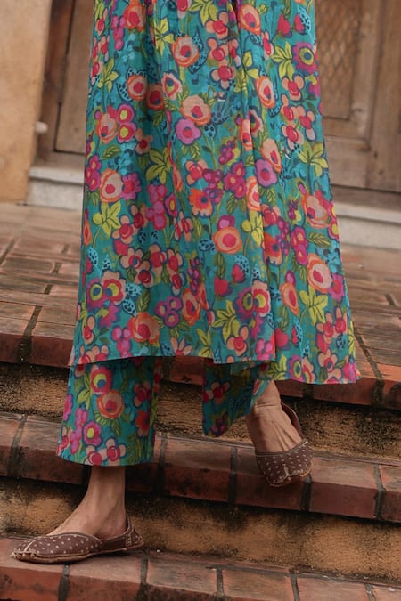 Vaayu_Green Muslin, Cotton V-neck Teal Bloom Print Kurta And Pant Set _Online_at_Aza_Fashions
