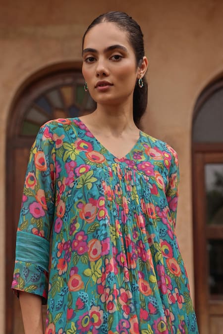 Buy_Vaayu_Green Muslin, Cotton V-neck Teal Bloom Print Kurta And Pant Set _Online_at_Aza_Fashions