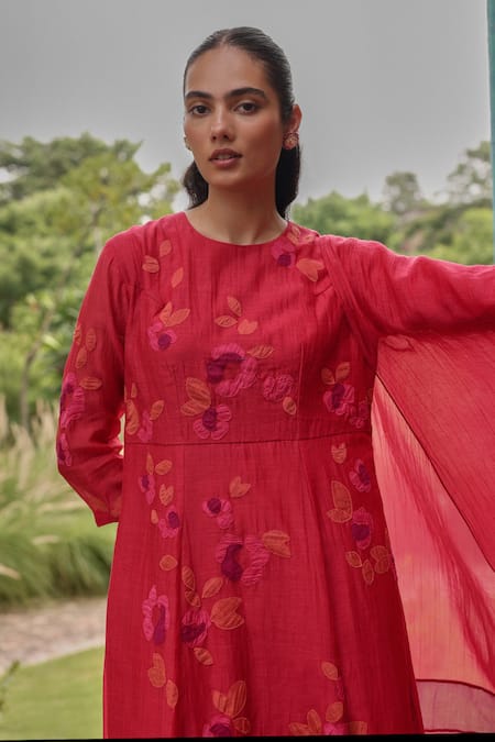 Vaayu Red Muslin Applique Round Neck Berry Floral Print Anarkali With Dupatta at Aza Fashions Vaayu_Red Muslin Applique Round Neck Berry Floral Print Anarkali With Dupatta _at_Aza_Fashions