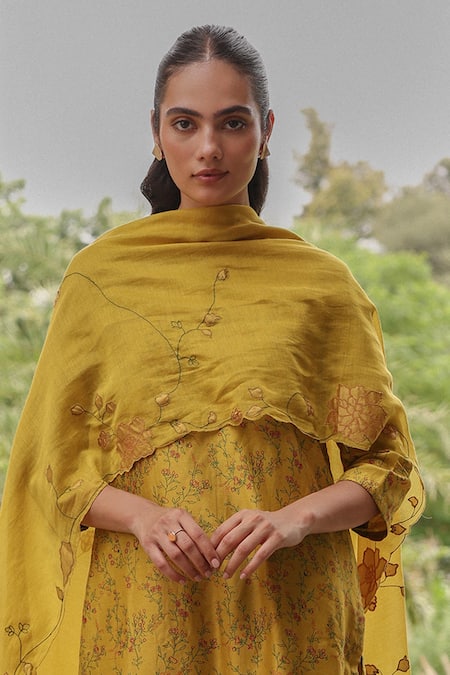 Vaayu_Yellow Silk Embroidery, Applique Round Neck Tuscany Floral Print Kurta Set_Online_at_Aza_Fashions