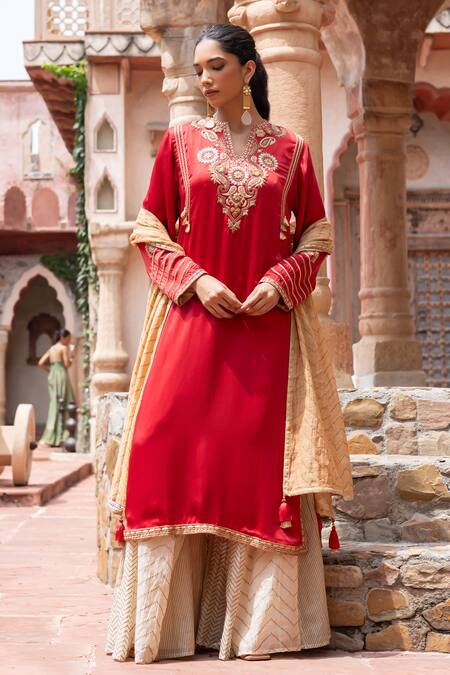 Buy_Shruti Sancheti_Red Silk Satin, Maheshwari, Tissue Embroidery, Tassels Split Paisley Kurta Set _Online_at_Aza_Fashions
