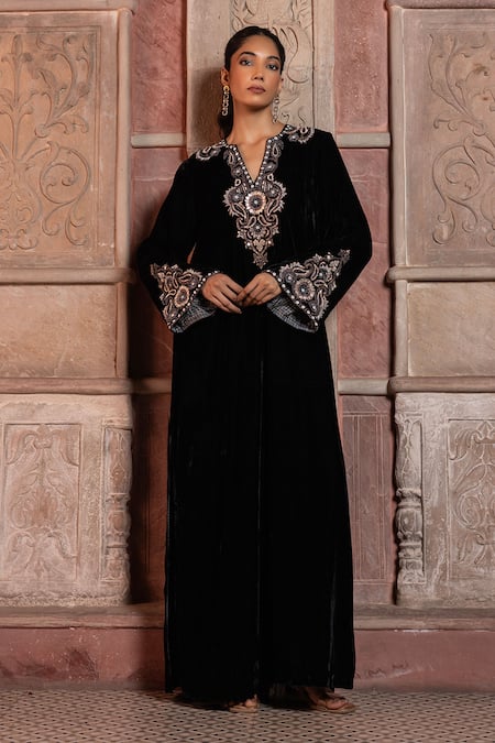 Buy_Shruti Sancheti_Black Velvet Embroidery V-neck Paisley Kaftan _Online_at_Aza_Fashions