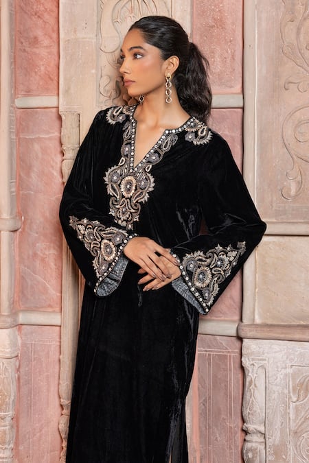 Shruti Sancheti_Black Velvet Embroidery V-neck Paisley Kaftan _at_Aza_Fashions