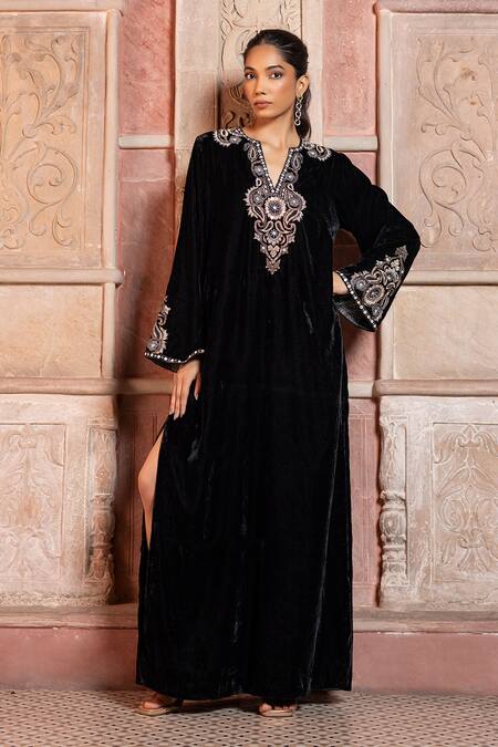 Buy_Shruti Sancheti_Black Velvet Embroidery V-neck Paisley Kaftan 