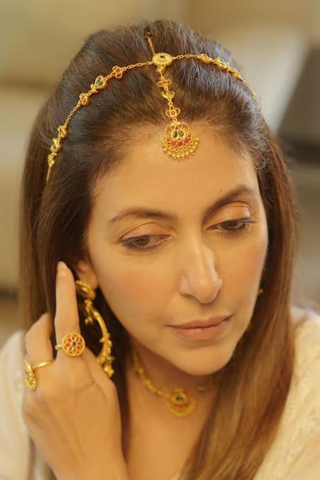 Zariin_Gold Plated Enamelled Floral And Heart Maangtikka With Mathapatti _Online_at_Aza_Fashions