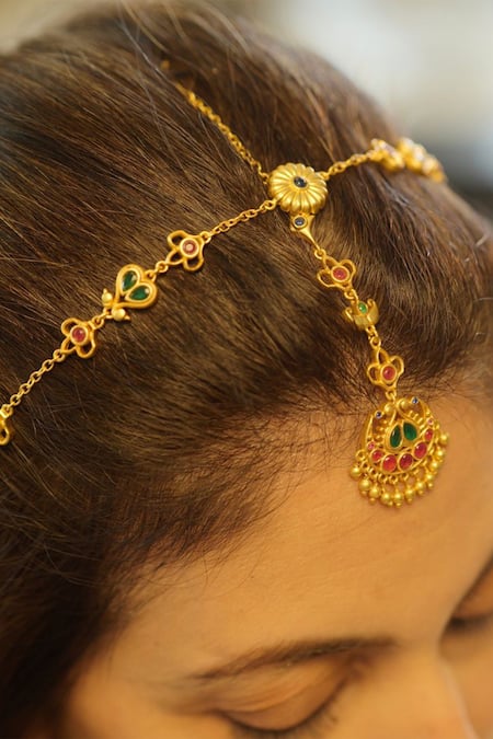 Zariin Enamelled Floral & Heart Maangtikka With Mathapatti 