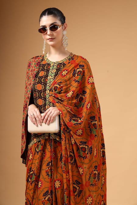Buy_Gazab by Miku Kumar_Brown Organza Round Neck Ravya Print Pre-draped Saree And Blouse Set 