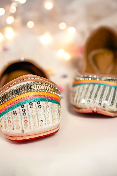 Buy_Loryphilory_Ivory Zariya Embroidered Juttis _Online_at_Aza_Fashions