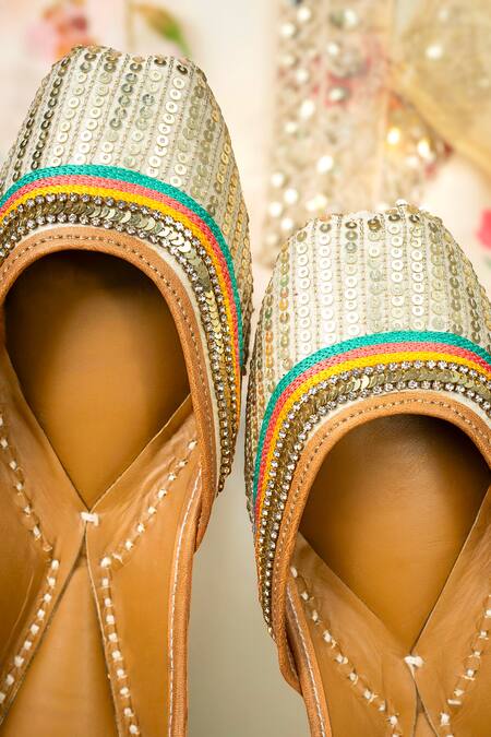 Loryphilory_Ivory Zariya Embroidered Juttis _at_Aza_Fashions