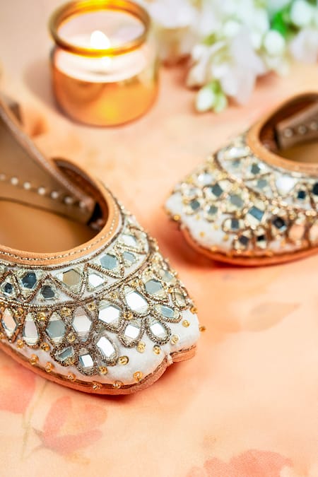 Buy_Loryphilory_White Aaina Embroidered Juttis _Online_at_Aza_Fashions