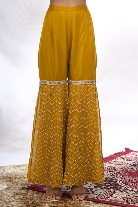 Samyukta Singhania Yellow Georgette Embroidery V-neck Geometric Kurta Set at Aza Fashions Samyukta Singhania_Yellow Georgette Embroidery V-neck Geometric Kurta Set _at_Aza_Fashions