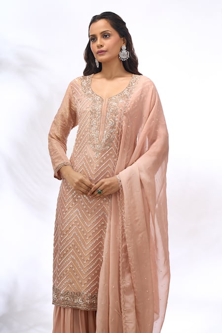 Samyukta Singhania_Peach Georgette Embroidery V-neck Chevron Work Kurta Set _Online_at_Aza_Fashions