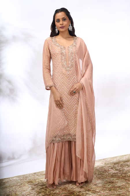 Buy_Samyukta Singhania_Peach Georgette Embroidery V-neck Chevron Work Kurta Set _Online_at_Aza_Fashions