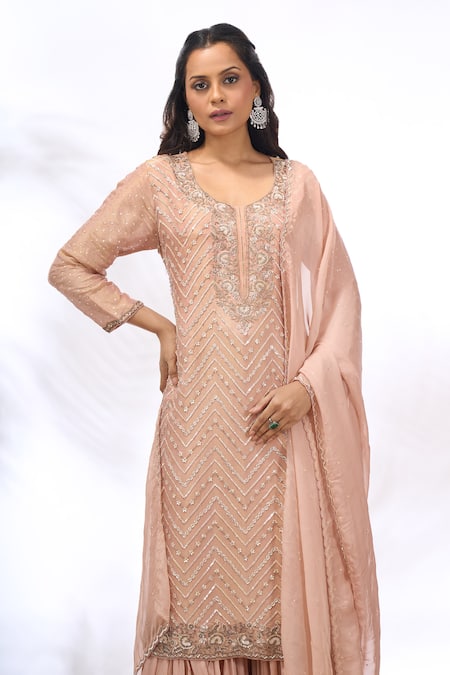 Samyukta Singhania_Peach Georgette Embroidery V-neck Chevron Work Kurta Set _at_Aza_Fashions