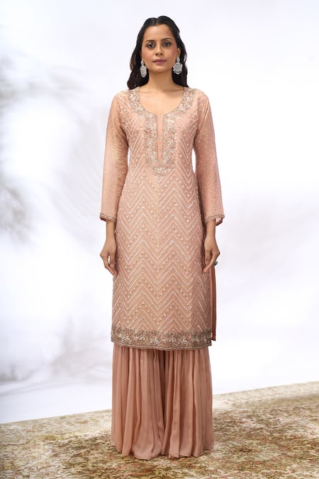 Buy_Samyukta Singhania_Peach Georgette Embroidery V-neck Chevron Work Kurta Set 