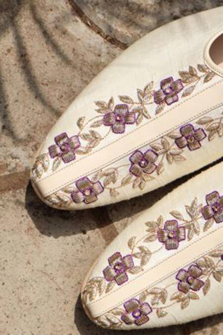 Shradha Hedau Footwear Couture Beige Aaryan Floral Embroidered Mojadi Online at Aza Fashions Shradha Hedau Footwear Couture_Beige Aaryan Floral Embroidered Mojadi _Online_at_Aza_Fashions