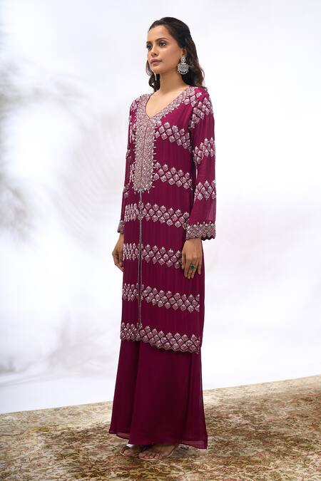 Samyukta Singhania_Pink Georgette Embroidery, Zari V-neck Geometric Work Kurta Set _Online_at_Aza_Fashions