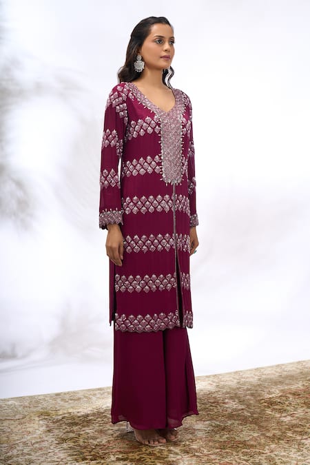 Buy_Samyukta Singhania_Pink Georgette Embroidery, Zari V-neck Geometric Work Kurta Set _Online_at_Aza_Fashions