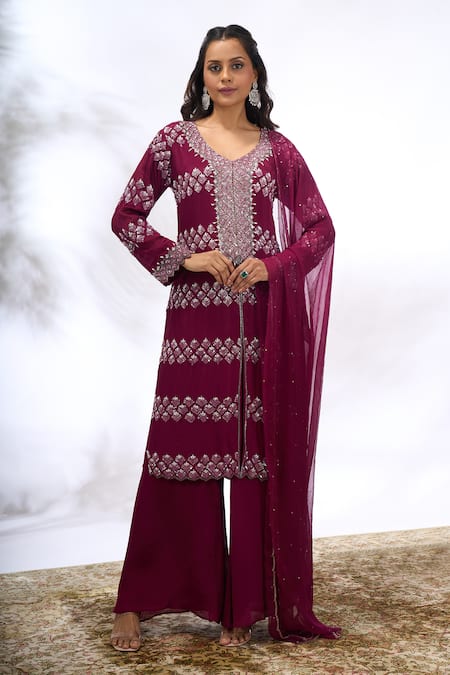 Samyukta Singhania_Pink Georgette Embroidery, Zari V-neck Geometric Work Kurta Set _at_Aza_Fashions