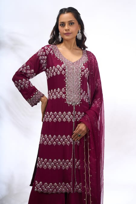 Buy_Samyukta Singhania_Pink Georgette Embroidery, Zari V-neck Geometric Work Kurta Set 