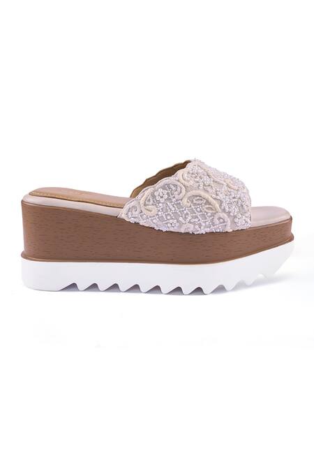 Buy_Anaar_Off White Beads, Embroidery Custard Cloud Wedge Sandals 