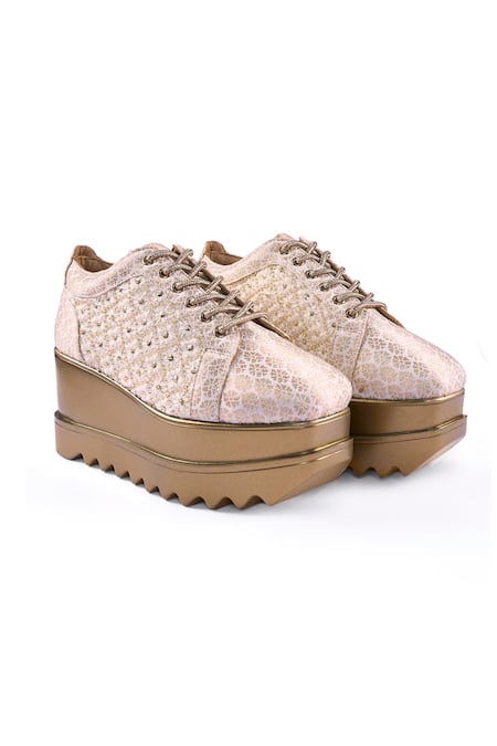 Buy_Anaar_Off White Pitara Wedge Embroidered Sneakers _Online_at_Aza_Fashions