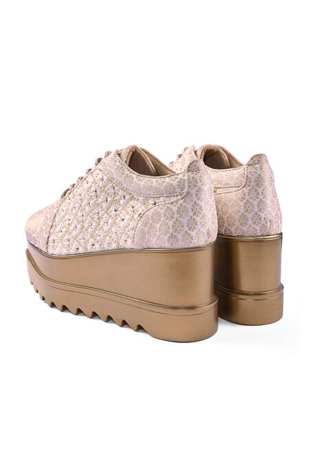 Buy_Anaar_Off White Pitara Wedge Embroidered Sneakers 